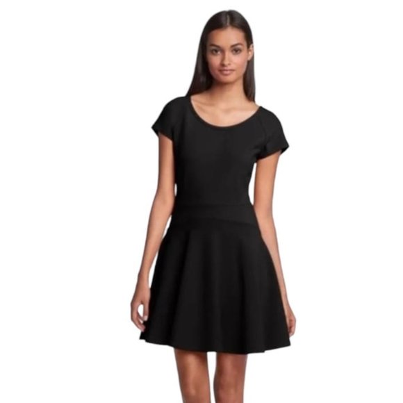 Diane Von Furstenberg Dresses & Skirts - Diane Von Furstenberg Size 2 Delyse Fit and Flare Capped Sleeve Scoop Ne…